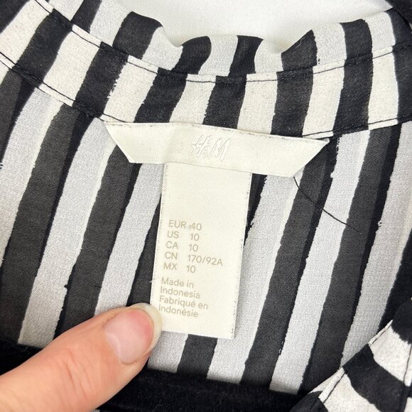 H&M‎ Sleeveless Button-Down Blouse Women’s Size 10 Black White Vertical Stripe - Picture 8 of 13